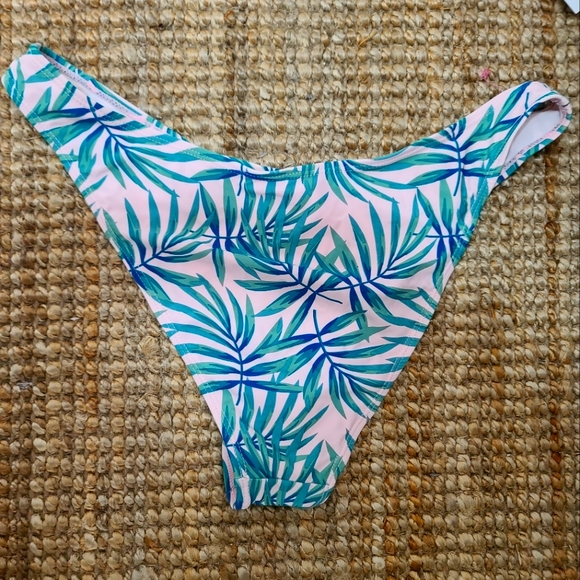 🆕️ Tropical Leaf Bikini Set - Picture 4 of 6